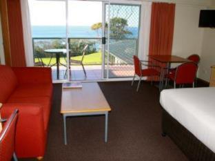 Narooma Hotel | Inviting Amooran Oceanside Apartments with Pool & Breakfast