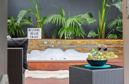 Frankston Villa | Romantic Escape at AMORE: Couples Spa & Kitchen Retreat