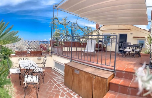 Sorrento City Centre Apartment | AMORE RENTALS - Apartment The Roof with Terrace and Sea View