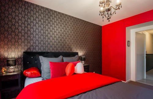 Vigneux-sur-Seine Apartment | Romantic Getaway with Jacuzzi and Massage Table Experience