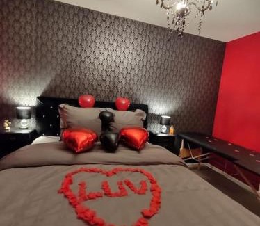 Vigneux-sur-Seine Apartment | Romantic Getaway with Jacuzzi and Massage Table Experience