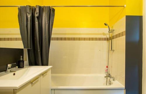Vigneux-sur-Seine Apartment | Romantic Getaway with Jacuzzi and Massage Table Experience