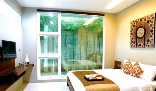 Ragunan Hotel | Budget-Friendly Ampera Avenue Residence with Pool Access