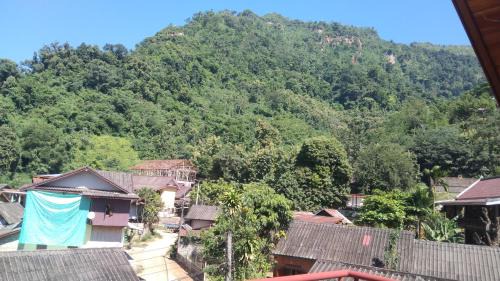 Nong Khiaw House | Cozy Amphai Guest House with Oceanfront Views
