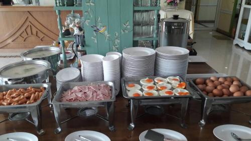 Samut Songkhram Hotel | Discover Amphawaree: Family-Friendly with Breakfast Included