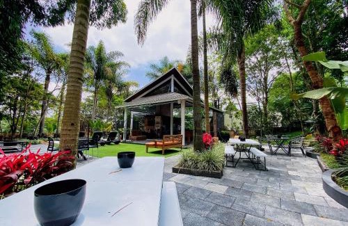 Carapicuiba House | Serene Retreat Surrounded by Nature with Breakfast Included