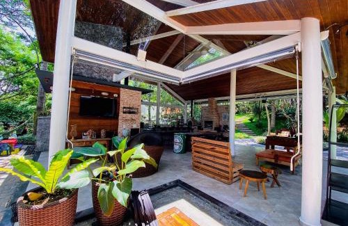 Carapicuiba House | Serene Retreat Surrounded by Nature with Breakfast Included