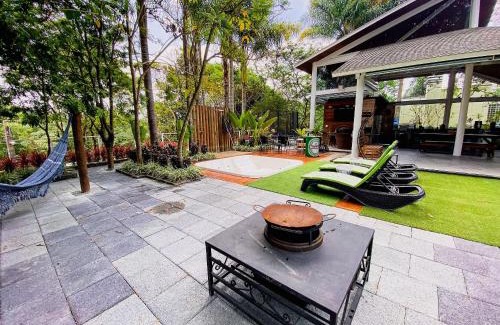 Carapicuiba House | Serene Retreat Surrounded by Nature with Breakfast Included