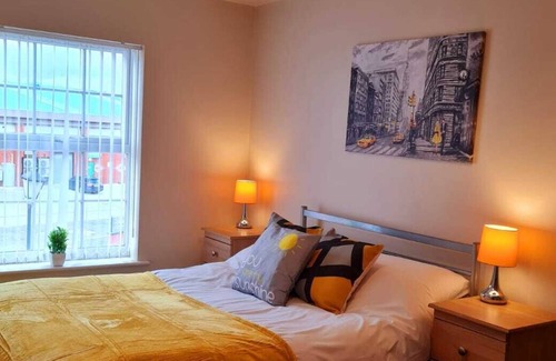 Warrington Apartment | Ample Comforts - 2 bedroom, Cozy Apartment Sleeps 4. Central Warrington. Free Se