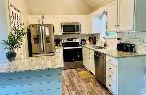 Lynchburg House | Ideal Home in Prime Location with Spa & Breakfast Included