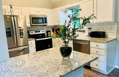 Lynchburg House | Ideal Home in Prime Location with Spa & Breakfast Included