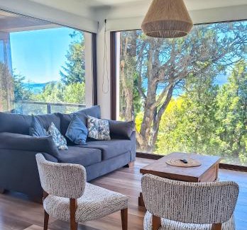 San Carlos de Bariloche Apartment | Scenic Lakeview Apartment with Pool and Oceanfront Dining