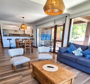 San Carlos de Bariloche Apartment | Scenic Lakeview Apartment with Pool and Oceanfront Dining