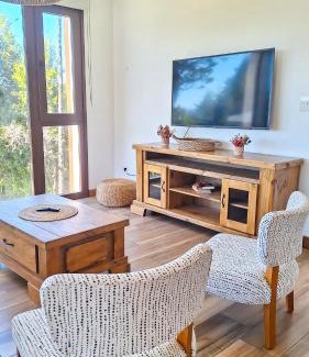 San Carlos de Bariloche Apartment | Scenic Lakeview Apartment with Pool and Oceanfront Dining