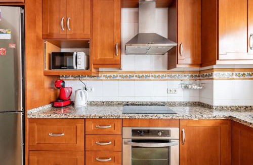 El Molinillo Apartment | Tranquil Central Málaga Retreat with Ocean Views & Hot Tub