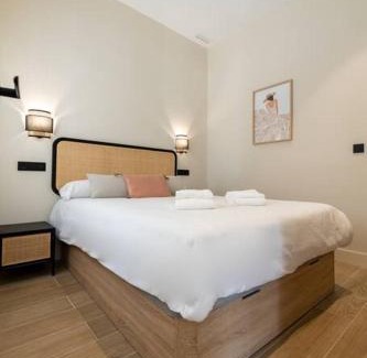 Almenara Apartment | Comfortable Apartment Near Plaza Castilla – 8/10 Guest Rated