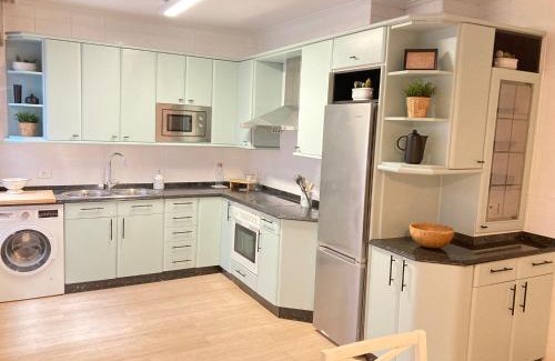 Getxo Apartment | Elegant Retreat at Las Arenas with Family-Friendly Amenities