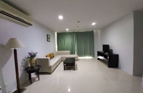 Uthai Hotel | Budget-Friendly Ampo Residence with Pool & Spa Amenities