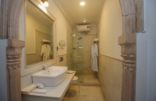 Peharsar Hotel | Charming Amritara Chandra Mahal Haveli with Pool & Dining