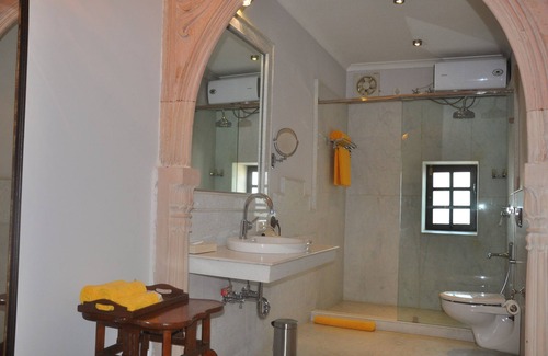 Peharsar Hotel | Charming Amritara Chandra Mahal Haveli with Pool & Dining