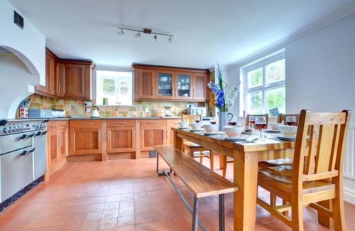 Amroth House | Cozy Amroth Holiday Home with Scenic Sea Views