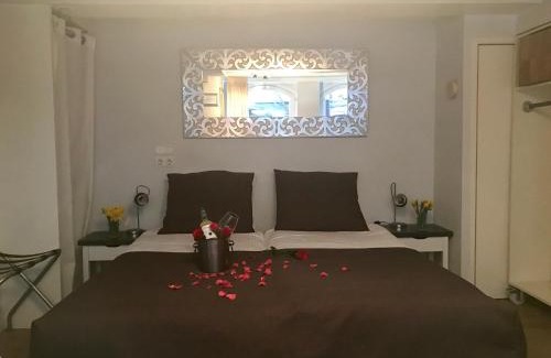 De Weteringschans Apartment | Central Amsterdam Apartment: Family-Friendly Stay Awaits