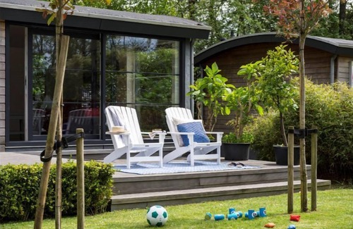 Loosdrecht Boat Rental | Relaxing Water Villa Near Amsterdam for Families & Friends