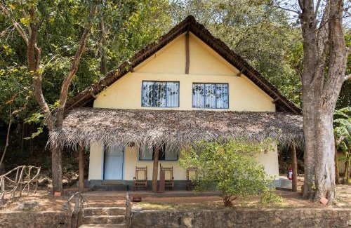 Dambulla Cabin | Relaxing Amuna Ayurvedic Retreat with Breakfast Included