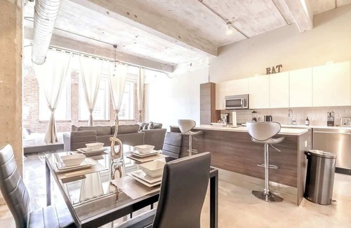 Downtown Dallas Apartment | Amyfinehouse|Breakfast+Valet+Steps to Attractions