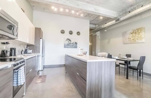 Downtown Dallas Apartment | Amyfinehouse|Breakfast+Valet+Steps to Attractions
