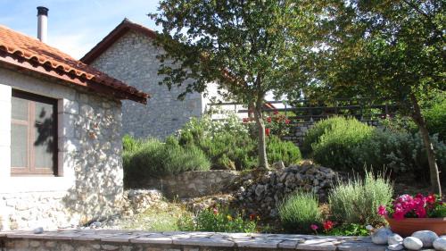 Fokiano House | Tranquil Amygdalia Stone House with Ocean View Retreat
