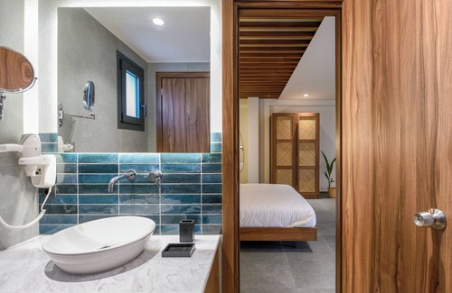 Paradhisos Hotel | Unforgettable Stays at Amyntas Seafront Hotel with Pool