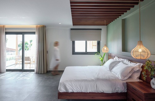 Paradhisos Hotel | Unforgettable Stays at Amyntas Seafront Hotel with Pool