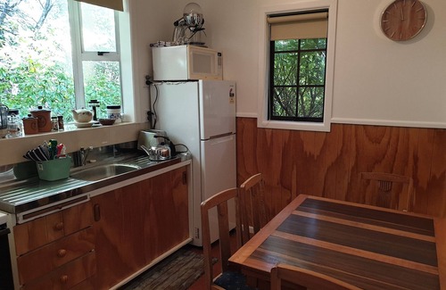 St. Arnaud Cottage | Tranquil Amyris Retreat with Pool & Lake View Amenities