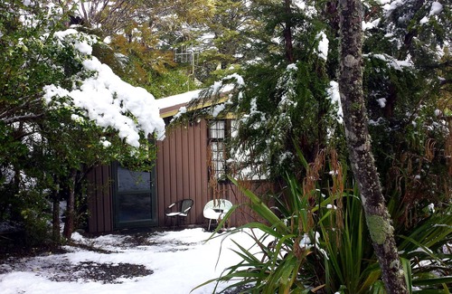 St. Arnaud Cottage | Tranquil Amyris Retreat with Pool & Lake View Amenities