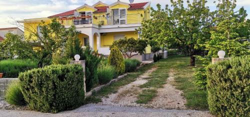 Gradina House | Family-Friendly Anđela Home Near Beautiful Krka Waterfalls