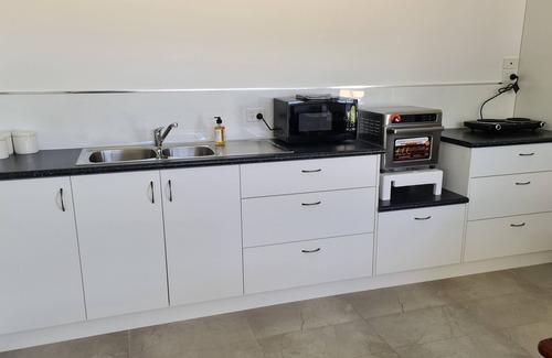 Tongala Apartment | Top-Rated 1 Bedroom Suite in Tongala: En Gedi Awaits