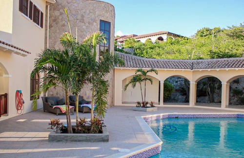 Sabadeco Villa | An amazing oceanfront villa with very large swimming pool!