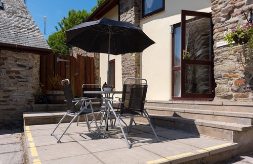 West Down Cottage | Modern Apartment for 4 Guests with Kitchen & Breakfast