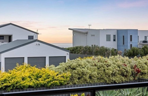 Middleton House | Architectural Family Retreat Steps from Surf Beach