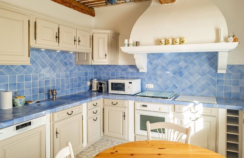 Robion House | Inviting Provencal Village House with Private Pool & 8.8 Rating