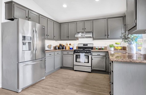 Stevenson Ranch House | Beautifully Designed Family Home with Lake View & Breakfast