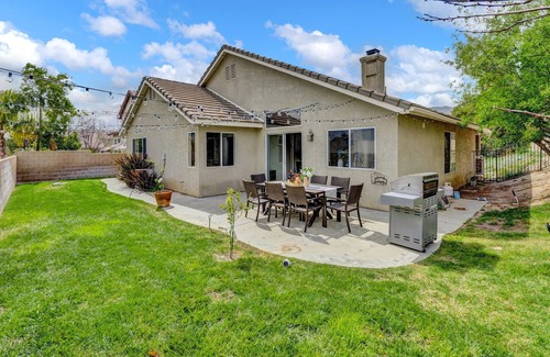 Stevenson Ranch House | Beautifully Designed Family Home with Lake View & Breakfast