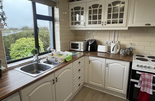Killorglin Cottage | Inviting An Cnoc Cottage: Family-Friendly Retreat with Kitchen