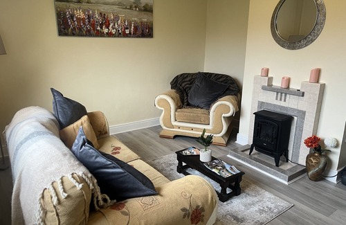Killorglin Cottage | Inviting An Cnoc Cottage: Family-Friendly Retreat with Kitchen