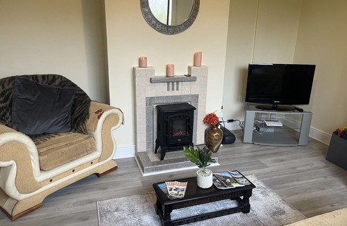 Killorglin Cottage | Inviting An Cnoc Cottage: Family-Friendly Retreat with Kitchen