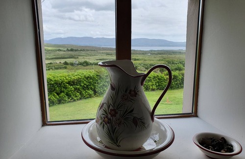 Castlecove House | Charming An Cnocan Cottage with Sea and Mountain Views