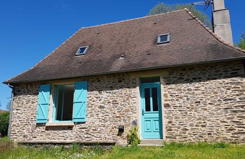 Payzac Cottage | Eco-Friendly Retreat with Pool in Scenic Countryside