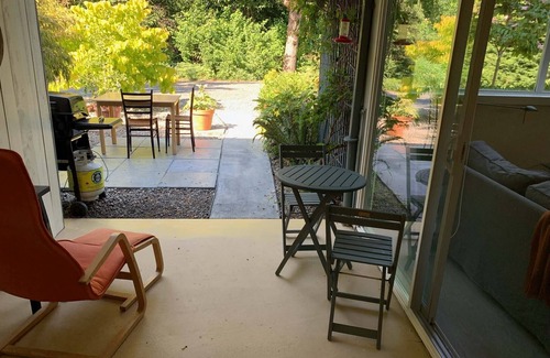 Regional District of Nanaimo Apartment | Discover an Elegant Retreat with Pool & Breakfast in Deep Bay