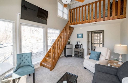 Lynchburg House | An entire resort to yourself! Riverfront home 5 mins. from Historic Lynchburg.